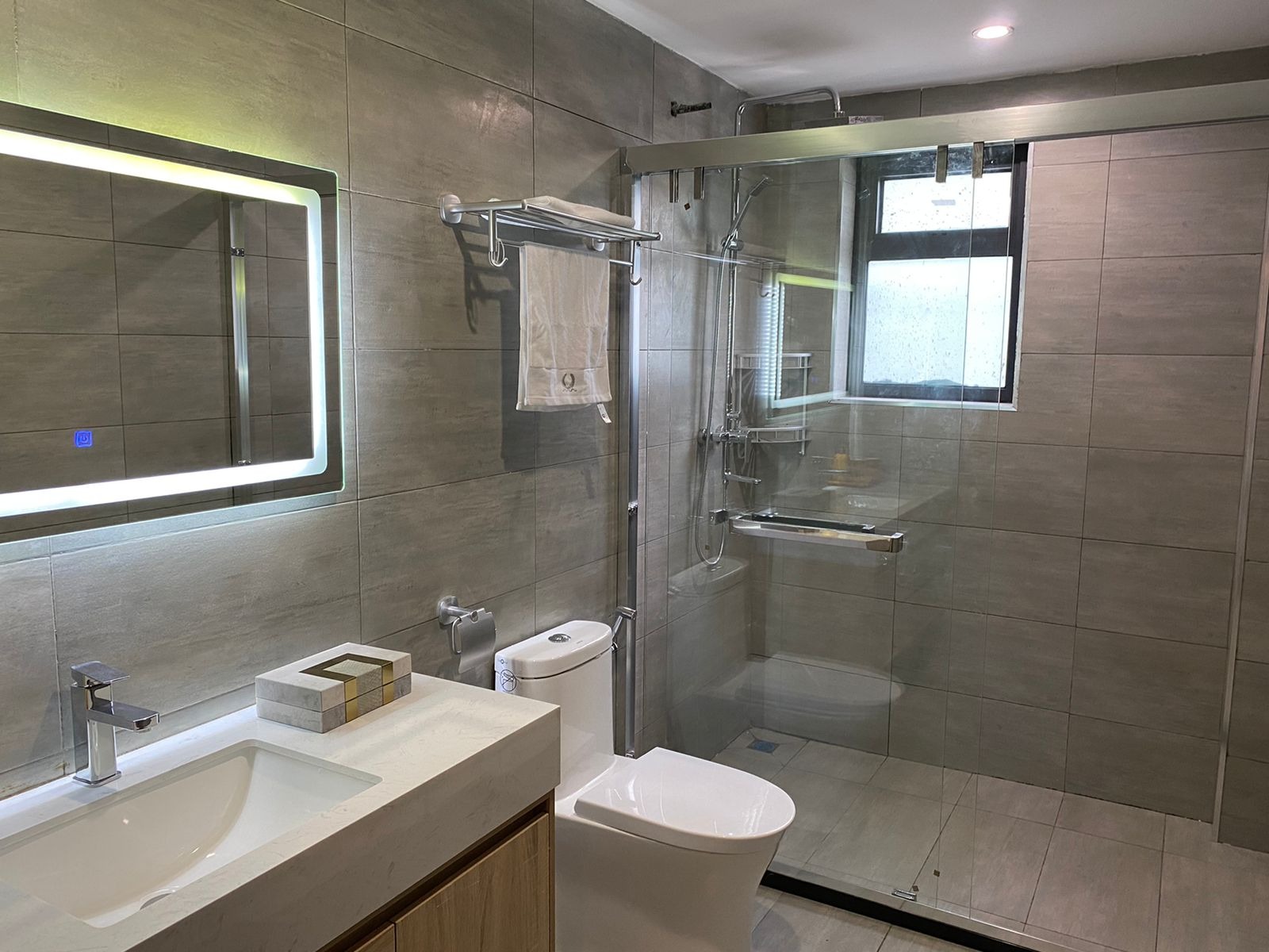 imgi_33_Bathroom-108-Riverside 2 Bedroom Apartments For Sale on Riverside